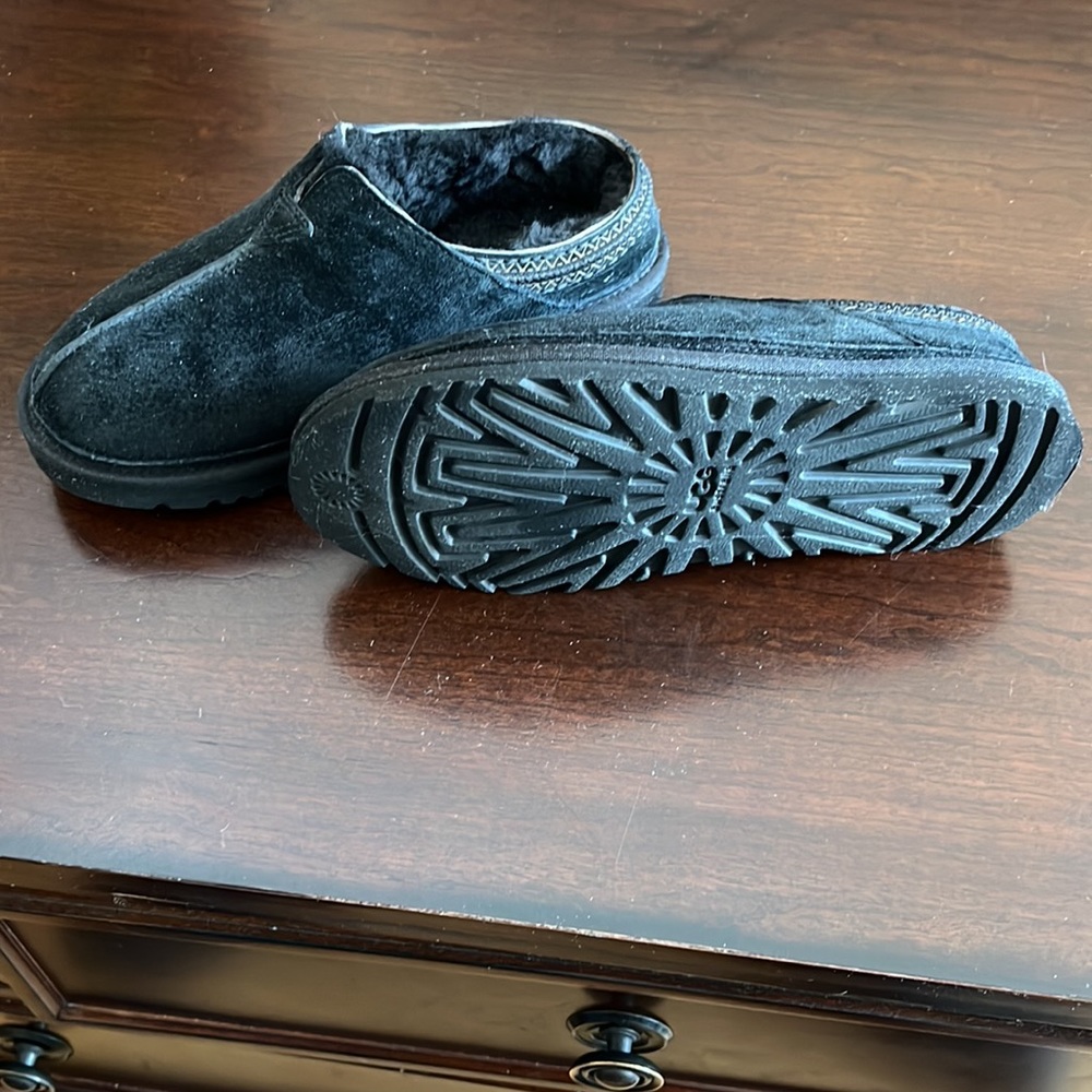 UGG Men's Black Size 7 Suede Slippers - Picture 3 of 6